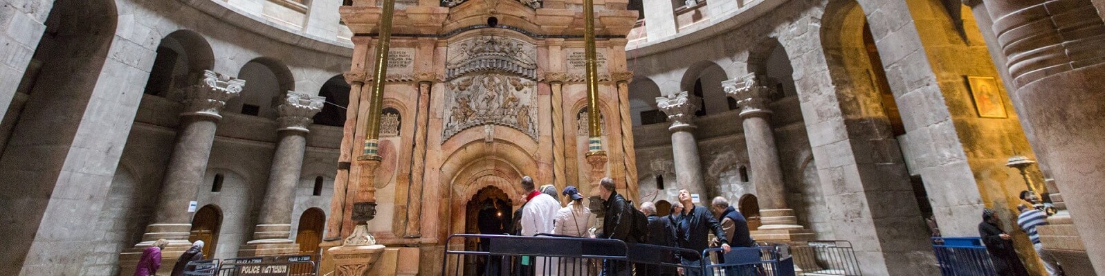 הכניסה לקבר בכנסיית הקבר ירושלים