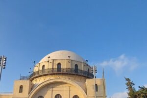 מחוללי קדושה במקומות קדושים כריזמטיים – מבוא