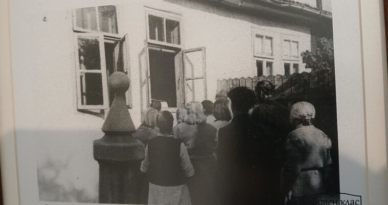 החסידים שומעים הרצאות יום ראשון מפי דנוב בביתו בסופיה