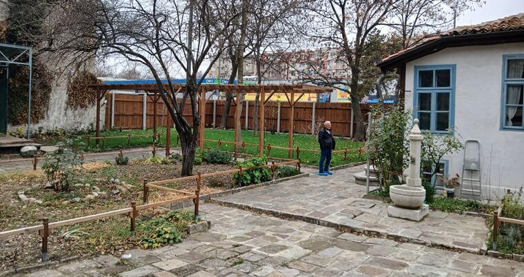 חצר וחלון לחצר בית דנוב סופיה