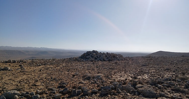 טומולוס בולט על קו הרקיע הר ערקוב נגב