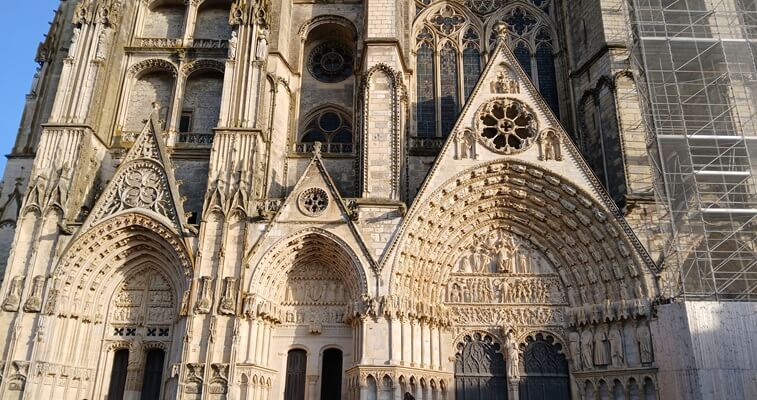 כניסה קתדרלת בורג צרפת