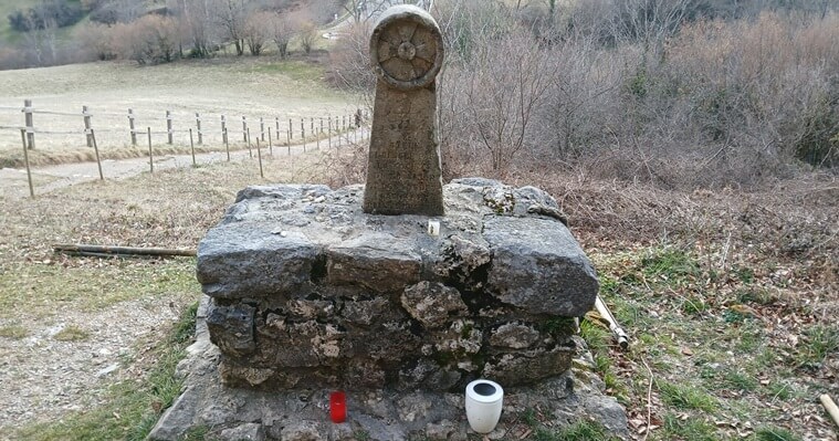 מצבה לקתרים צרפת