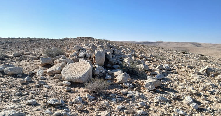 קיר מכוון כלפי יום ההיפוך הר ערקוב נגב