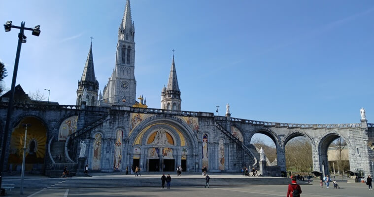שתי הכנסיות של לורד צרפת